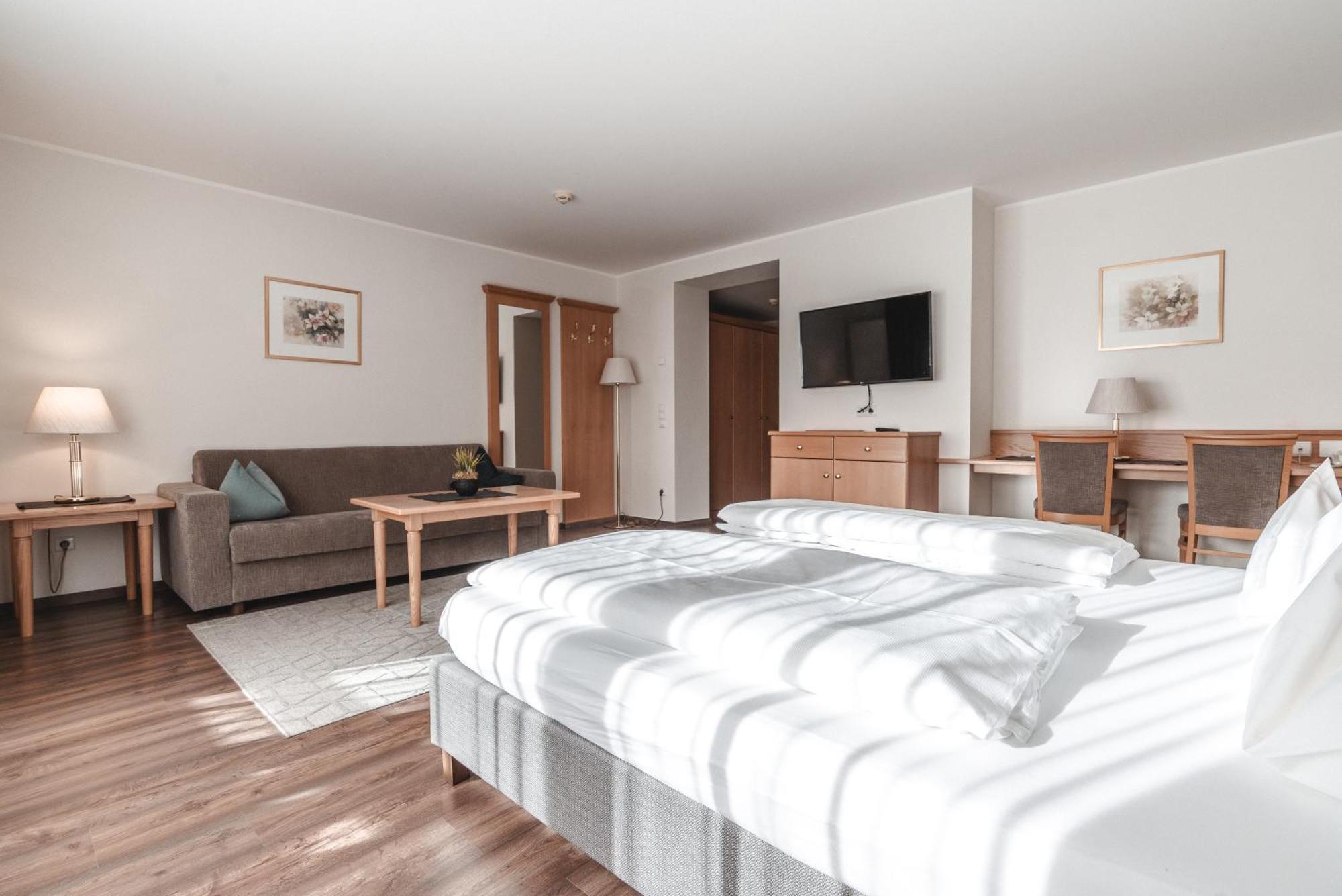 Hotel Reischach Brunico Bagian luar foto