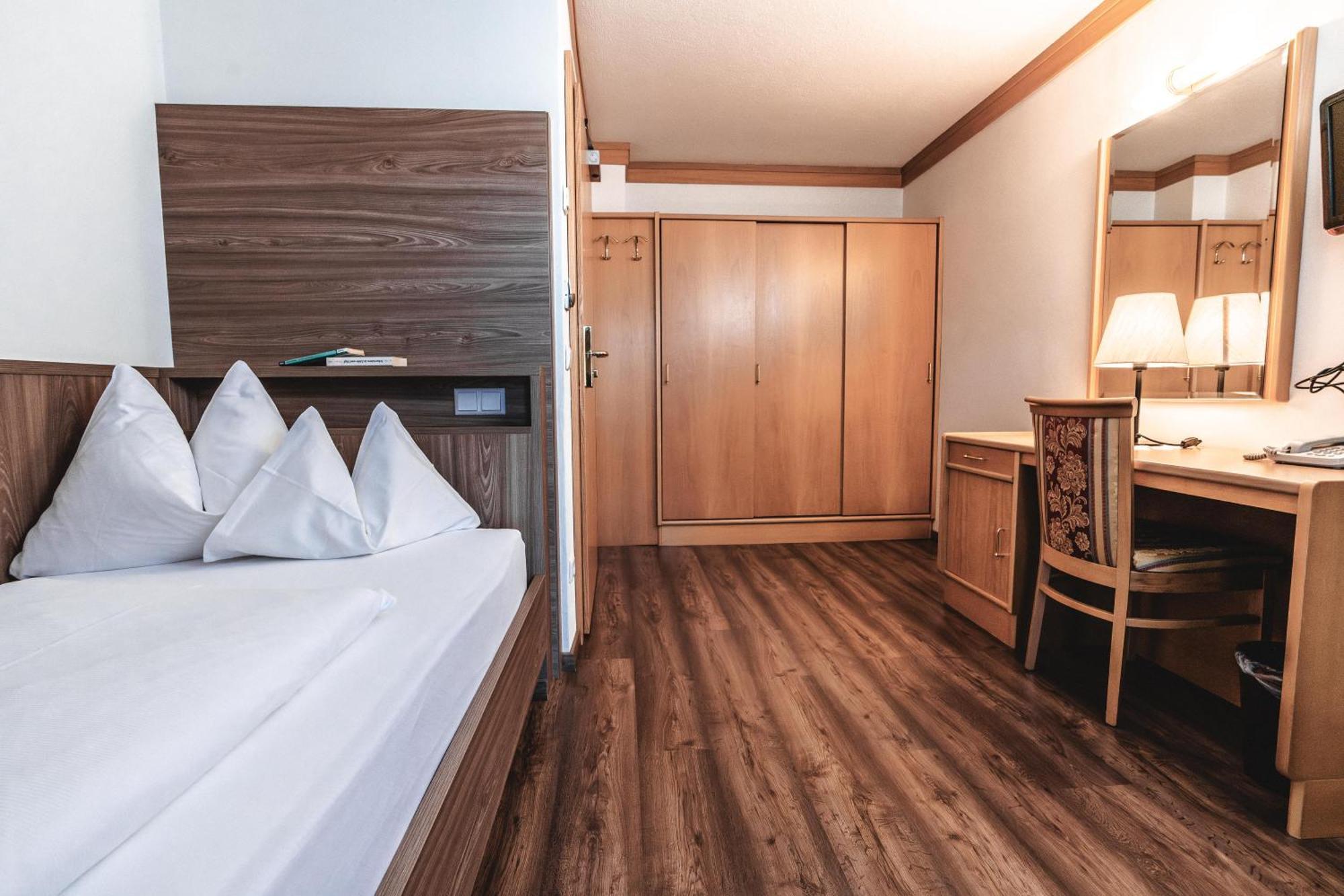 Hotel Reischach Brunico Bagian luar foto