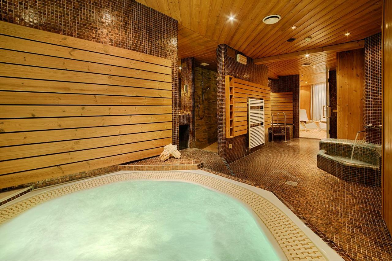 Hotel Reischach Brunico Bagian luar foto